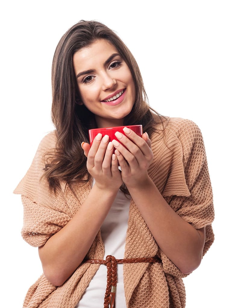 mujer tomando una taza de sultana